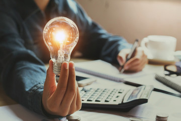 汽车启动马达不转动。打不着火。是什么原因导致马达损坏？