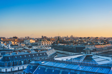 汽车启动马达不转动。打不着火。是什么原因导致马达损坏？