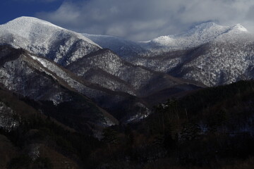 汽车启动马达不转动。打不着火。是什么原因导致马达损坏？